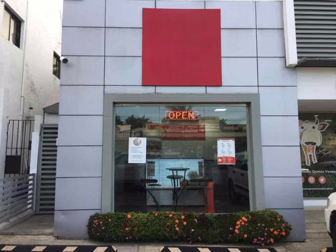 Local comercial disponible en Los Prados, Distrito Nacional.