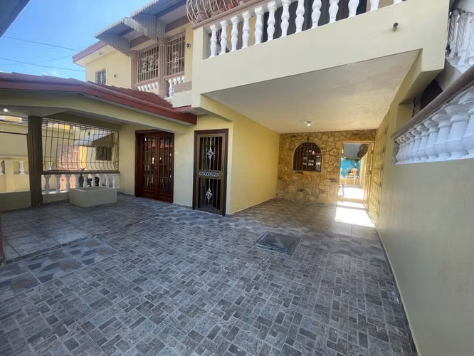 ¡Oportunidad Inversionistas! Propiedad Multifamiliar de 5 Viviendas en Santo Domingo Oeste - Imagen 2