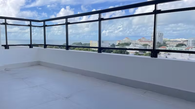 En La Zona Universitaria Apartamento en Venta con Terraza Propia y Dos Habitaciones.