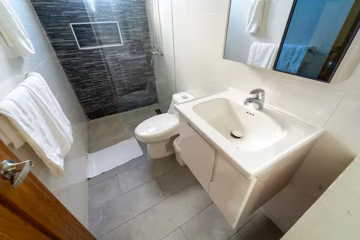 APARTAMENTO AMUEBLADO EN RENTA PRÓXIMO A JUMBO  Con ascensor y vista al mar