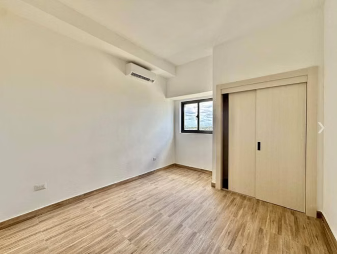 Venta de Apartamento de 1 Habitación con Vista al Mar, Av. España