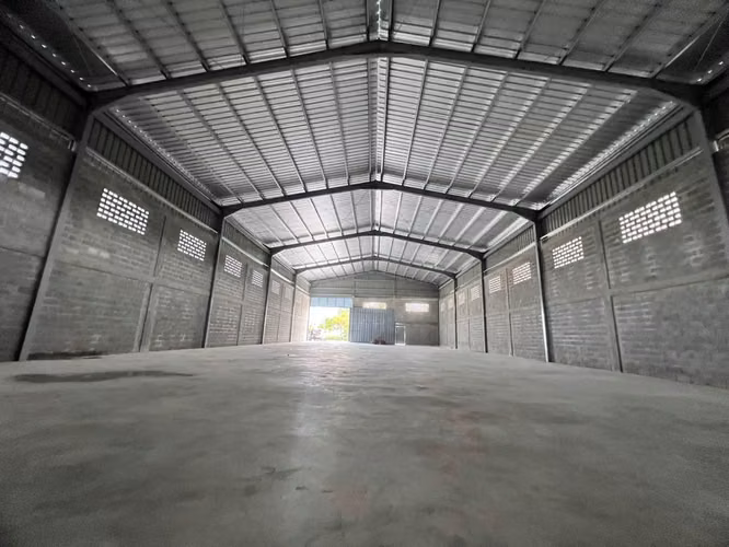 NAVE INDUSTRIAL EN LA AUTOPISTA LAS AMERICAS
