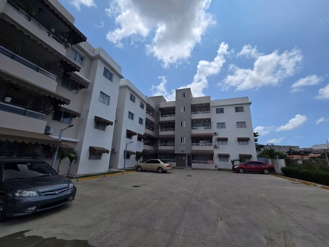 Apartamento en Primer piso con Patio en Villas Nacos Km 13 Autopista Duarte Frente a la Sirena. - Imagen 3