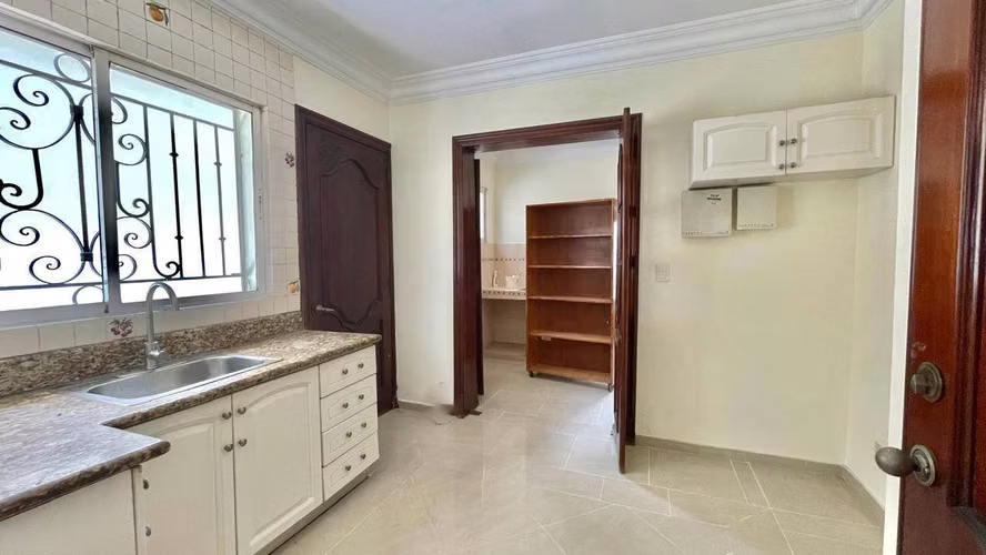 CASA 1ER NIVEL EN ALQUILER COMERCIAL EN LOS CACICAZGOS