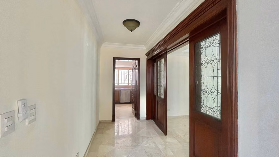 CASA 1ER NIVEL EN ALQUILER COMERCIAL EN LOS CACICAZGOS