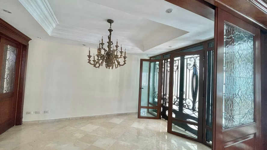 CASA 1ER NIVEL EN ALQUILER COMERCIAL EN LOS CACICAZGOS