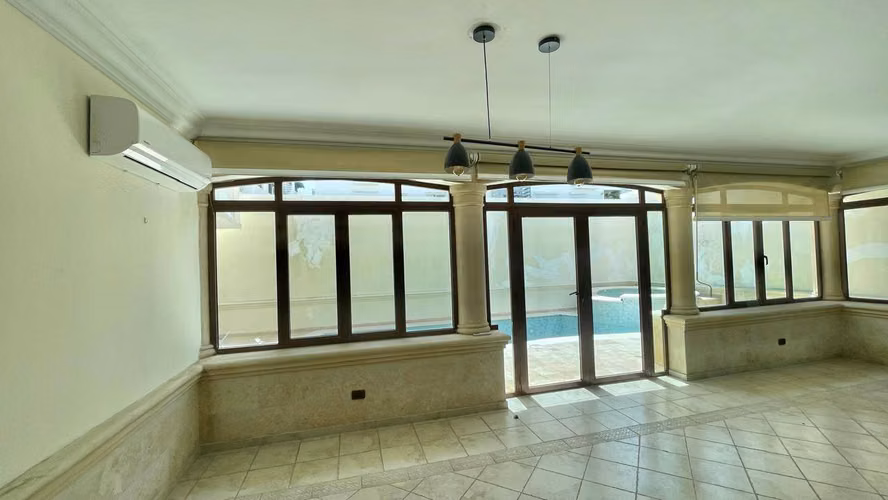 CASA 1ER NIVEL EN ALQUILER COMERCIAL EN LOS CACICAZGOS