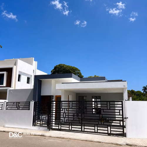 CASA EN VENTA FRENTE A PLAYA DORADA EN PUERTO PLATA