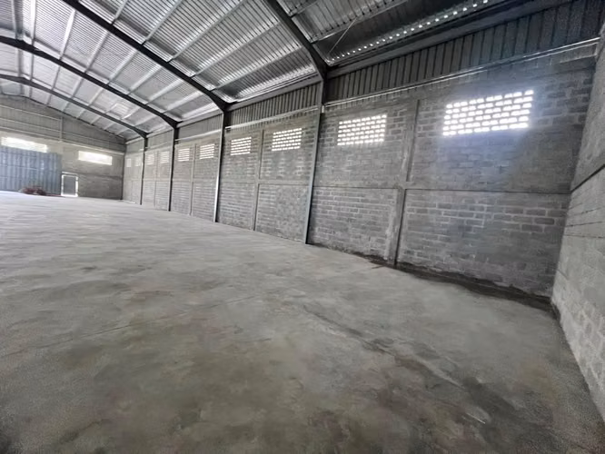 NAVE INDUSTRIAL EN LA AUTOPISTA LAS AMERICAS 750 MTS