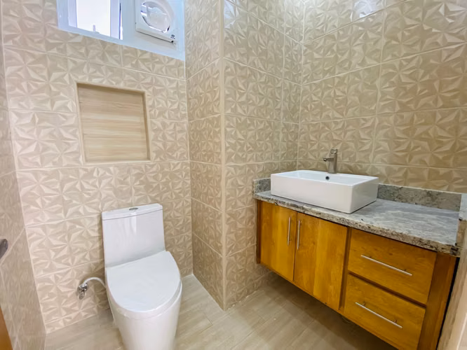 Casa por Debajo de Tasación con 3 Habitaciones y Patio de Venta en Res. Cerrado de Llanos de Gurabo! - Imagen 5