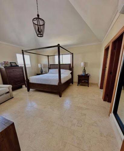 Amplia y Elegante Casa de 2 Niveles con 4 Habitaciones y Acabados en Mármol de Venta en Villa María!