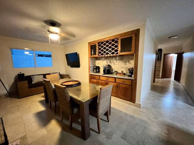 Amplia y Elegante Casa de 2 Niveles con 4 Habitaciones y Acabados en Mármol de Venta en Villa María!