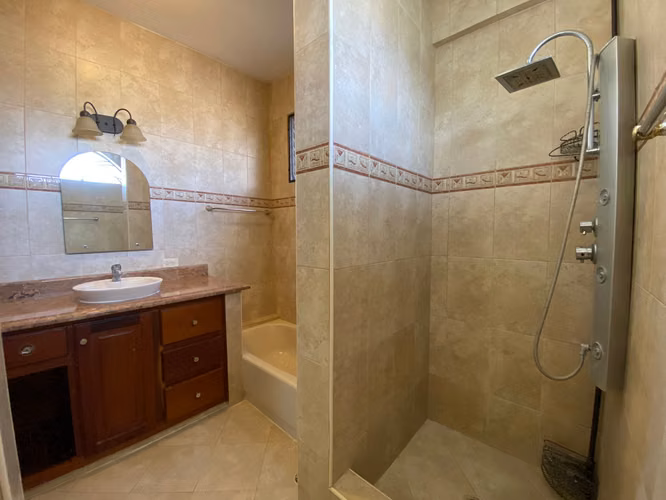 Casa Atemporal con 4 Habitaciones + Estudio/Oficina de Venta en la Urb. Miami, Av. Rafael Vidal!