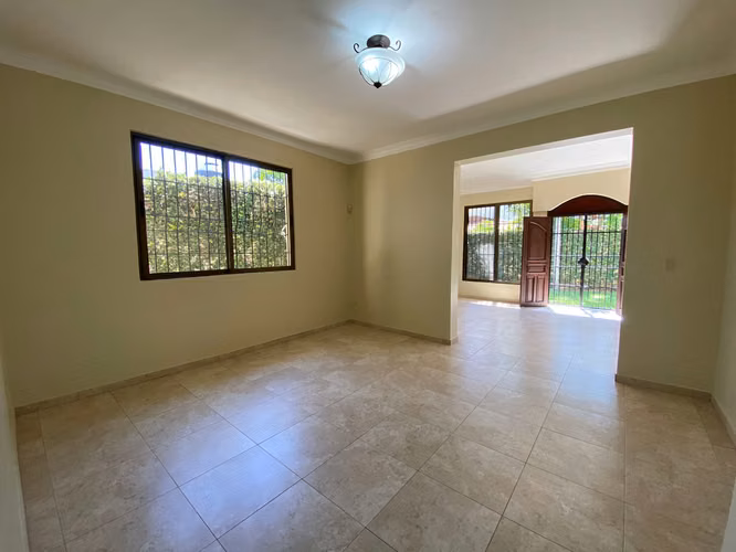Casa Atemporal con 4 Habitaciones + Estudio/Oficina de Venta en la Urb. Miami, Av. Rafael Vidal!