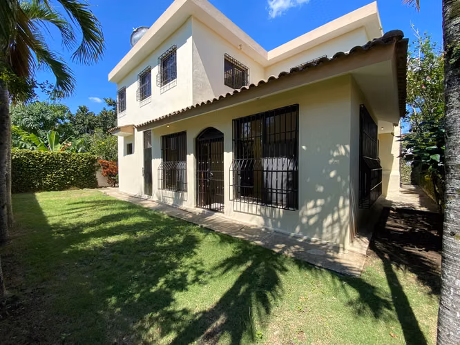 Casa Atemporal con 4 Habitaciones + Estudio/Oficina de Venta en la Urb. Miami, Av. Rafael Vidal!