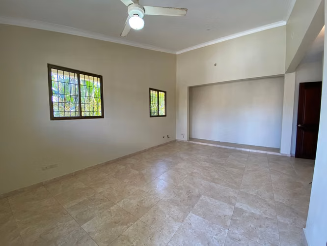 Casa Atemporal con 4 Habitaciones + Estudio/Oficina de Venta en la Urb. Miami, Av. Rafael Vidal!