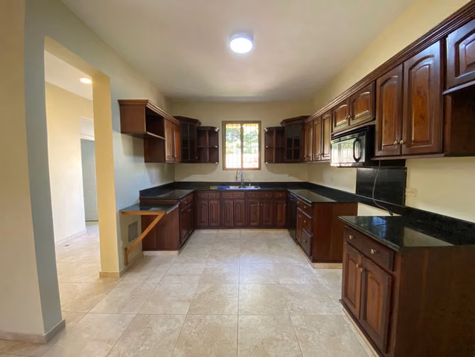 Casa Atemporal con 4 Habitaciones + Estudio/Oficina de Venta en la Urb. Miami, Av. Rafael Vidal!