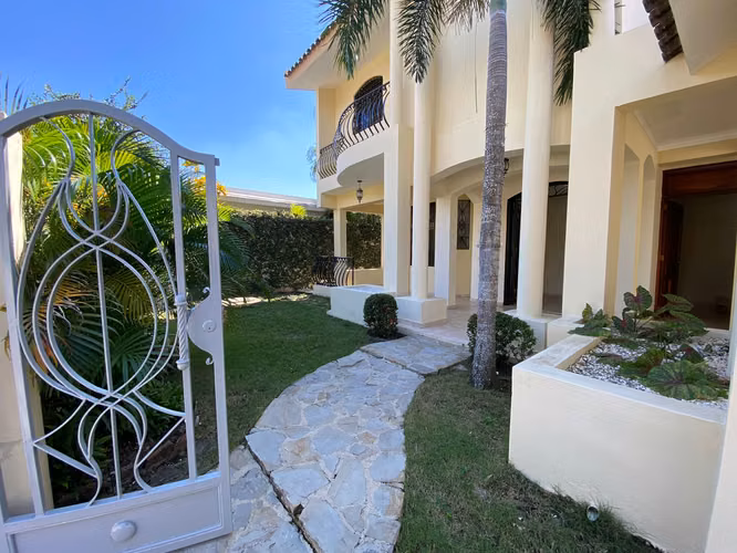 Casa Atemporal con 4 Habitaciones + Estudio/Oficina de Venta en la Urb. Miami, Av. Rafael Vidal!