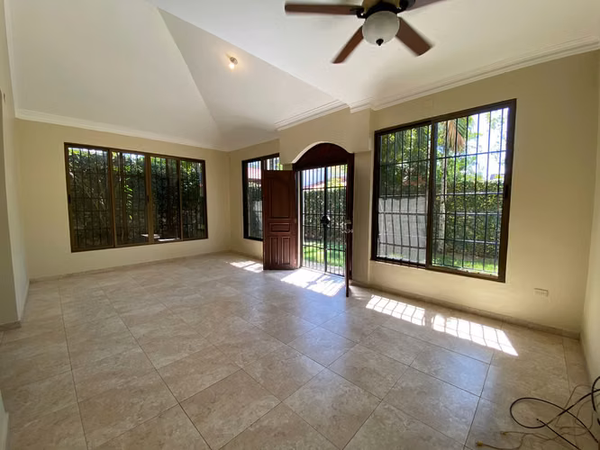 Casa Atemporal con 4 Habitaciones + Estudio/Oficina de Venta en la Urb. Miami, Av. Rafael Vidal!