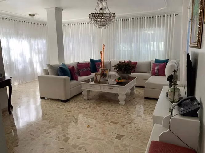 Grandiosa Casa de 4 Habitaciones con Patio y Terraza de Venta frente a las Quintas de Pontezuela! - Imagen 6
