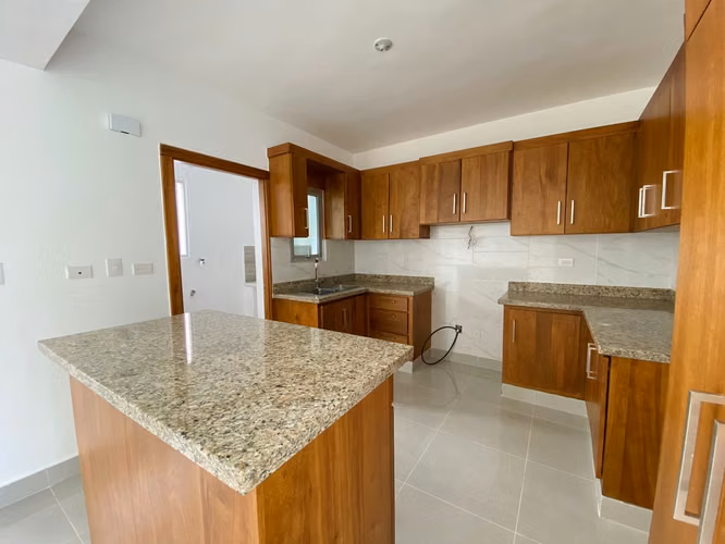 Apartamento Nuevo en 1er Nivel con 3 Habitaciones y 2 Parqueos de Venta a 2 Minutos del HOMS!