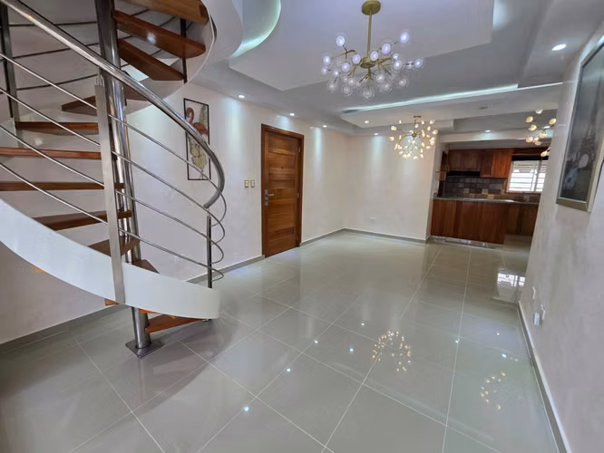 Apartamento con terraza privada en Altos de Alameda.  4to piso no ascensor - Imagen 1