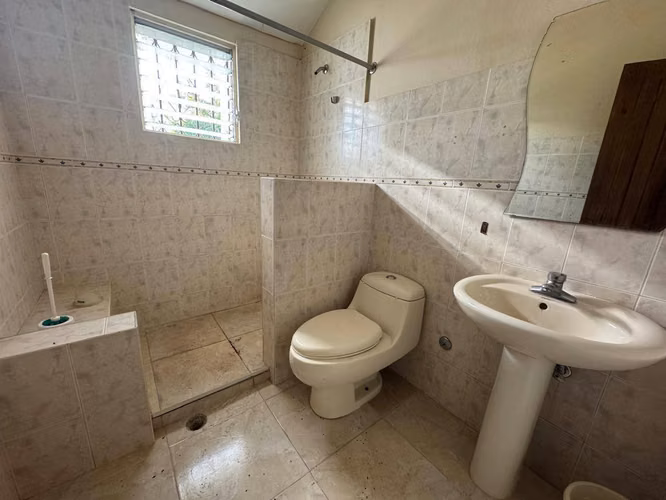 Alquilo casa Comercial en Ensanche Julieta - Imagen 8