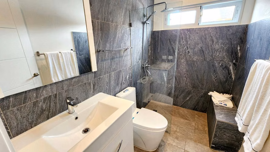 Vive el Lujo Frente al Mar en un Exclusivo Penthouse - Imagen 5