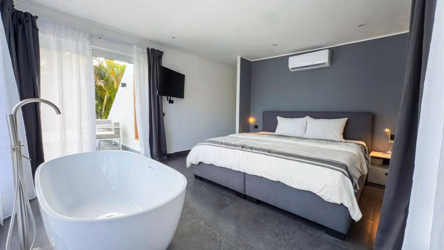 Villa de Lujo Remodelada a Solo 300 Metros de la Playa - Imagen 3