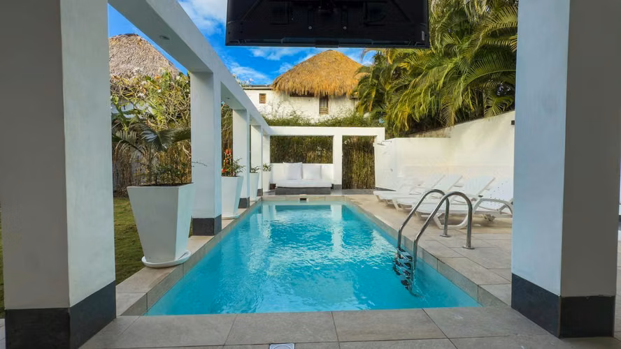 Villa de Lujo Remodelada a Solo 300 Metros de la Playa - Imagen 2
