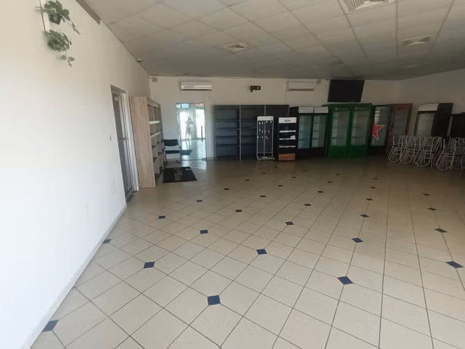 LOCAL COMERCIAL EN ALQUILER EN LA ROMANA | 346.68 M² | ESTACIÓN TEXACO FLOR DEL ESTE | US$3,500 - Imagen 8