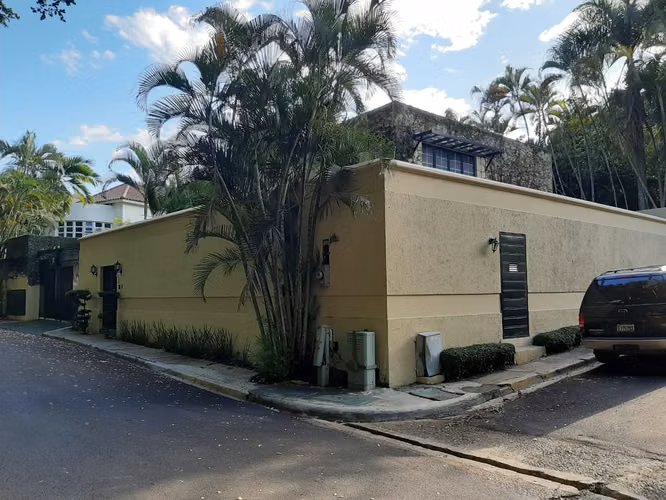 Casa en Los Pinos Venta o Alquiler de dos niveles 4 habitaciones