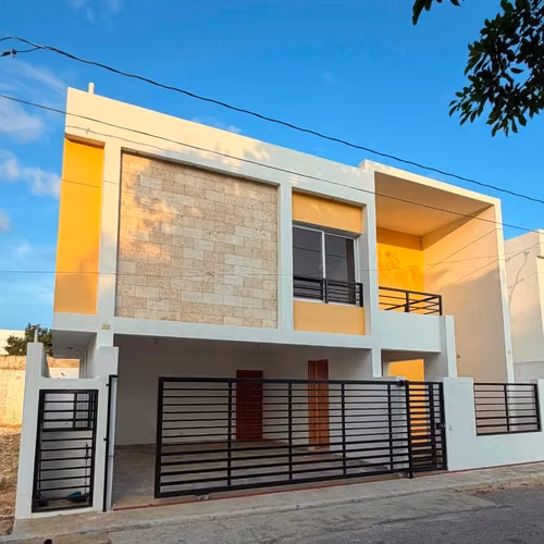 Casa de 2 Niveles en Venta en Las Orquídeas, La Romana - Imagen 1