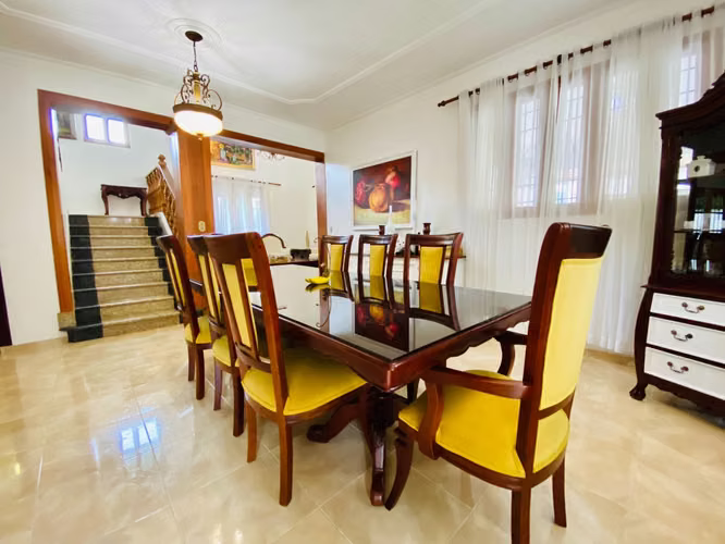 Hermosa y Amplia Casa con 3 Habitaciones + Estudio y Patio Trasero de Venta en El Dorado I! - Imagen 3