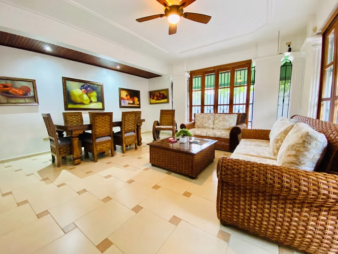 Hermosa y Amplia Casa con 3 Habitaciones + Estudio y Patio Trasero de Venta en El Dorado I! - Imagen 5