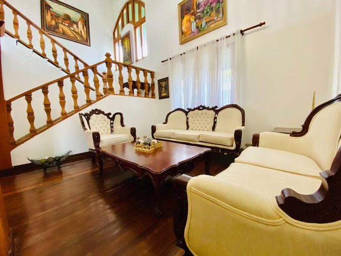 Hermosa y Amplia Casa con 3 Habitaciones + Estudio y Patio Trasero de Venta en El Dorado I! - Imagen 2