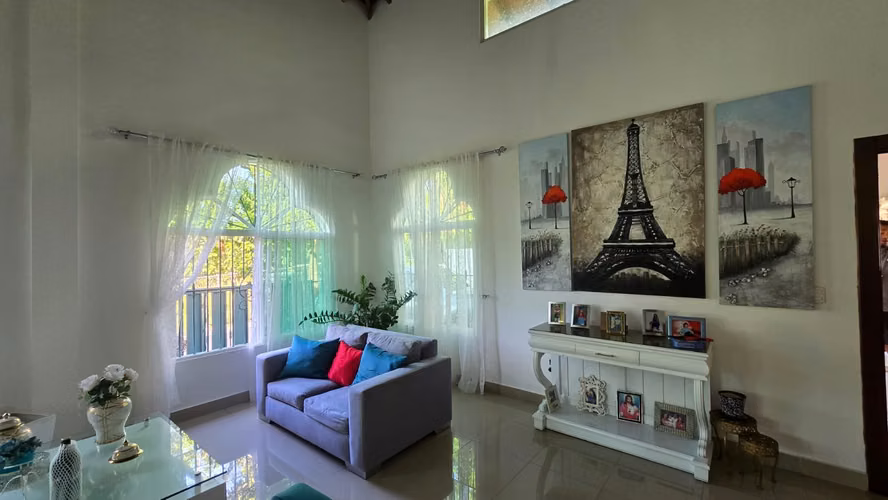 Casa en Venta en Zona Residencial - Imagen 2