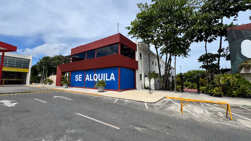 En Arroyo Hondo Alquiler de Local comercial de Alto Impacto.  930 m² en Primer Nivel.