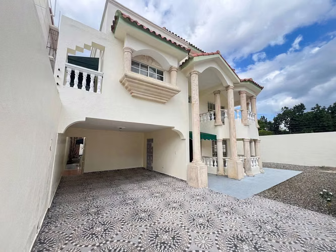 Venta de Exclusiva Residencia en Zona de Alta Demanda, los tres ojos