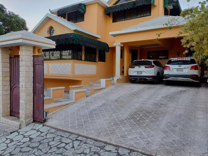 Amplia casa en venta en vista hermosa, santo domingo este - Imagen 4