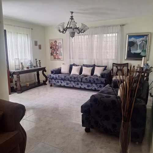  Hermosa Propiedad en Venta con Amplios Espacios y Área Social  - Imagen 2