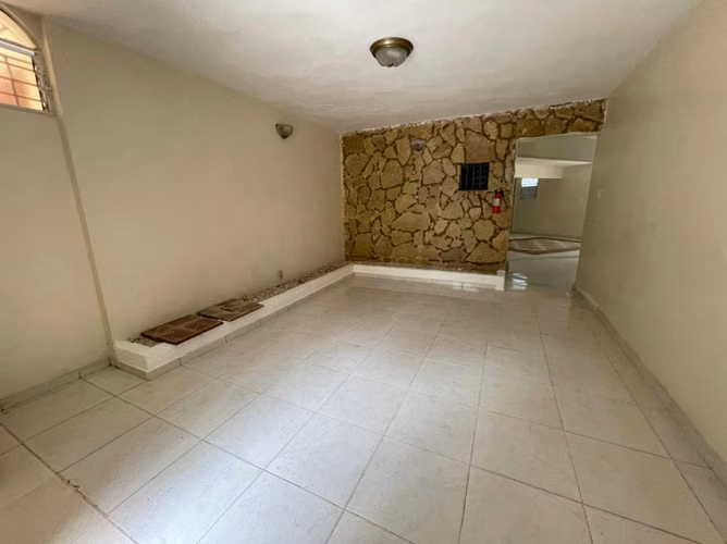 Casa En Los Cacicazgos De Tres Niveles Con Piscina