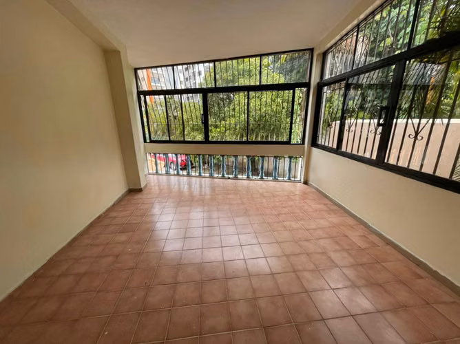 Casa En Los Cacicazgos De Tres Niveles Con Piscina