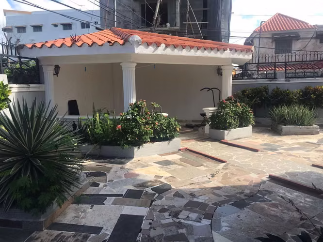 AMPLIA CASA DE 2 NIIVELES - SANTO DOMINGO ESTE