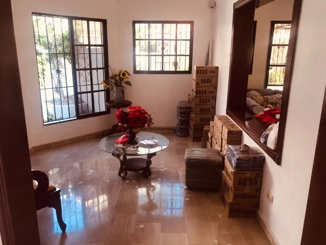 AMPLIA CASA DE 2 NIIVELES - SANTO DOMINGO ESTE - Imagen 2