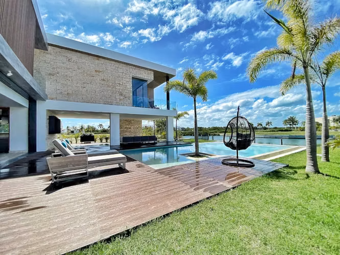 SE VENDE LUJOSA VILLA EN CAP CANA CON MUELLE PRIVADO - Imagen 2