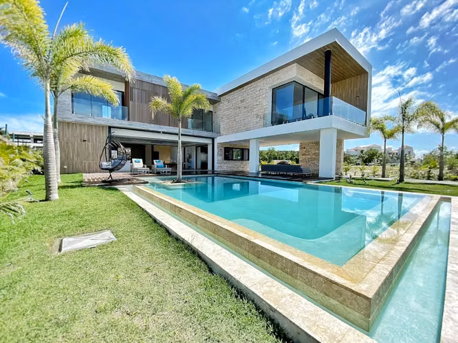 SE VENDE LUJOSA VILLA EN CAP CANA CON MUELLE PRIVADO