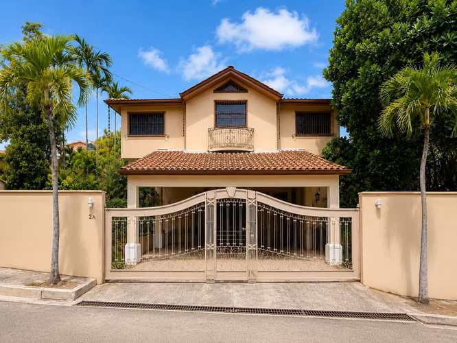 Casa en Alquiler en Arroyo Hondo III – 4 Habitaciones, Piscina | US$3,500