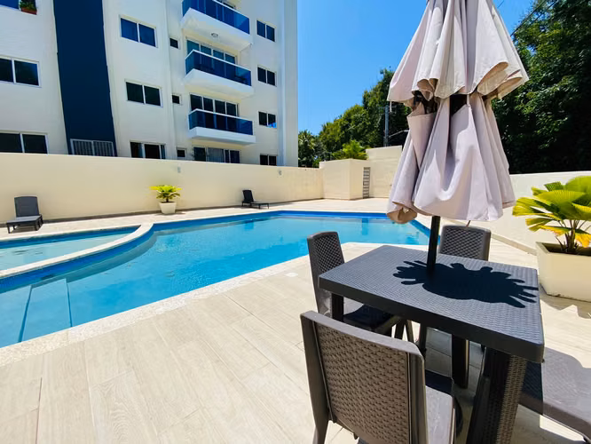 Estupendo Apartamento con 3 Habitaciones, Piscina y 2 Parqueos de Venta en El Embrujo I! - Imagen 2