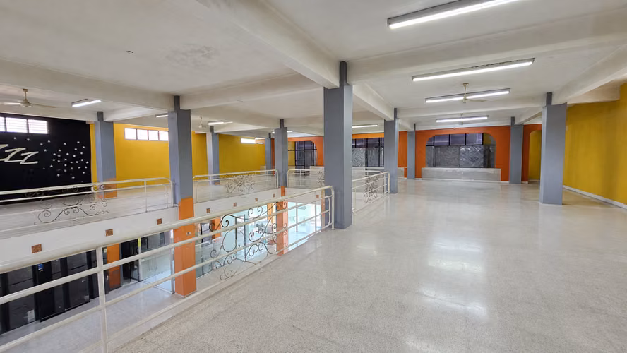 Edificio Comercial en Alquiler en la Charles de Gaulle SDE